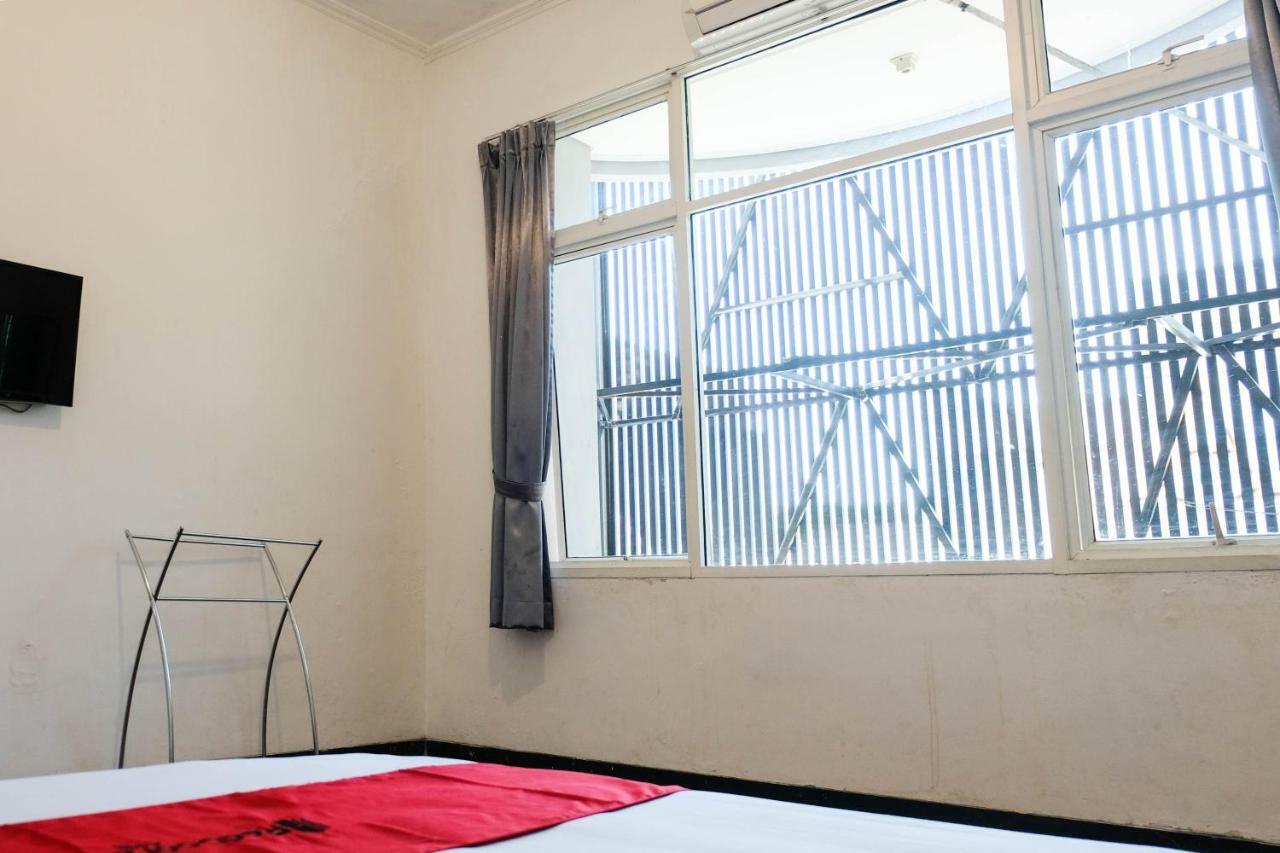 Reddoorz Near Ahmad Yani Airport 3 Hotel Semarang Exterior foto